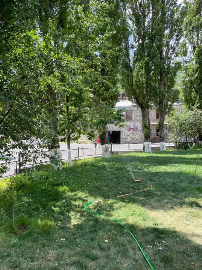 Yolyans Hotel Goris Exterior foto